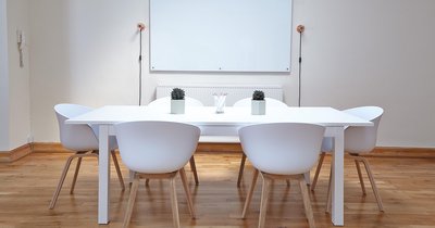Minimalizm kontra maximalizm – który styl wybrać?