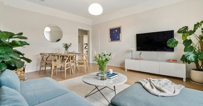Aranżacja salonu w stylu skandynawskim – jak stworzyć przytulną przestrzeń