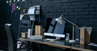 Gabinet domowy w stylu industrialnym – surowe piękno w domowym biurze