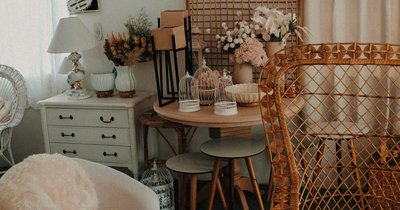 Meble do salonu w stylu boho – trendy 2026