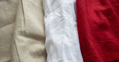 Zasłony do salonu – welur czy len? Porównanie materiałów
