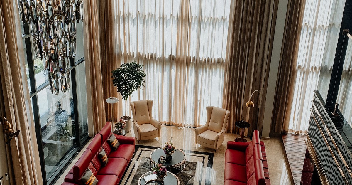 Eleganckie meble do salonu – klasyka i styl