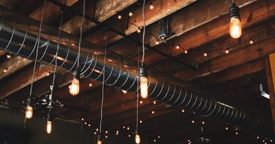 Lampy zewnętrzne sufitowe – ochrona przed pogodą