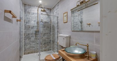 Mała łazienka z prysznicem – aranżacja i projekty