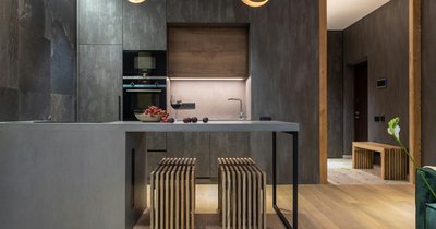 Styl industrialny w kuchni – beton, metal i drewno w jednej przestrzeni