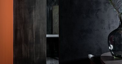Ciemne kolory w salonie – odwaga w aranżacji, która robi wrażenie